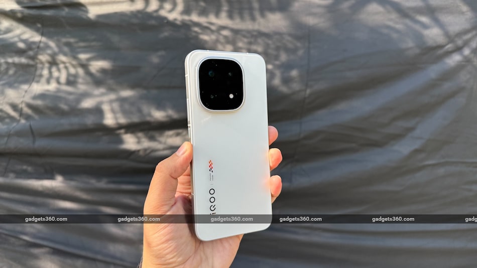 iQOO 15 Launched  With Snapdragon 8 Elite Gen 5 Chipset, 7,000mAh Battery: Price, Specifications